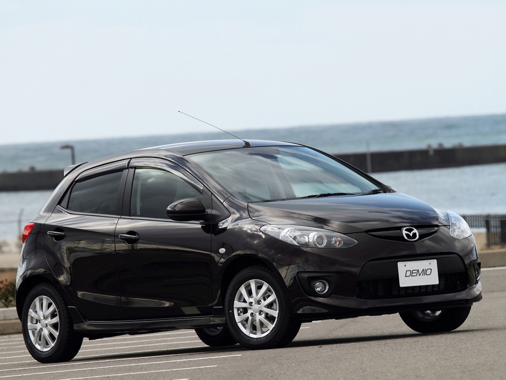 Mazda Demio: 9 фото