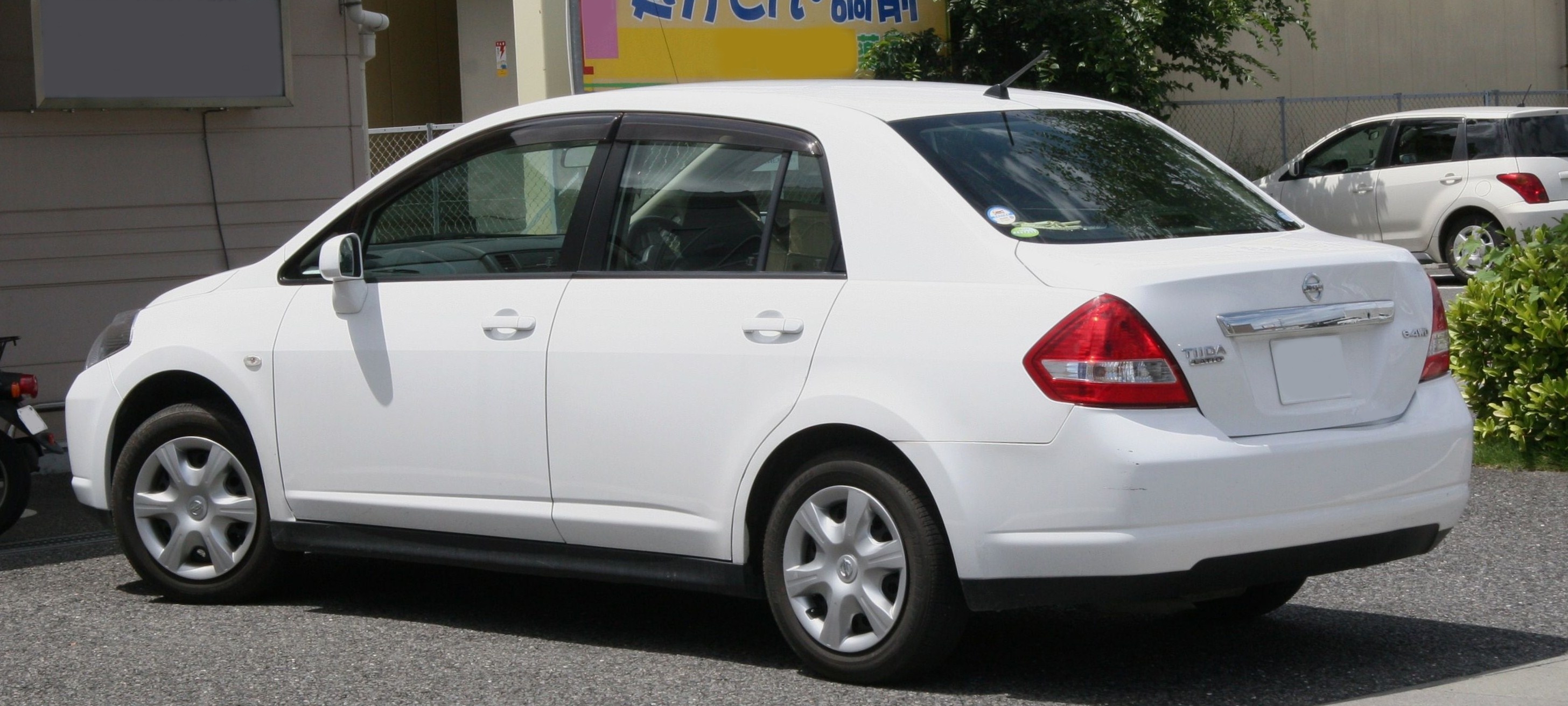 Nissan Tiida Latio: 10 фото