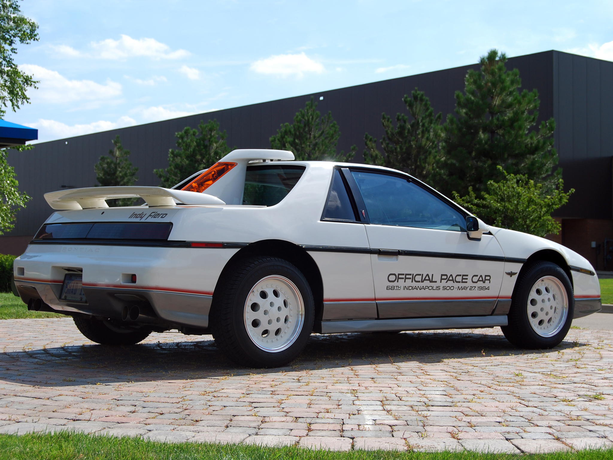 Pontiac Fiero: 9 фото