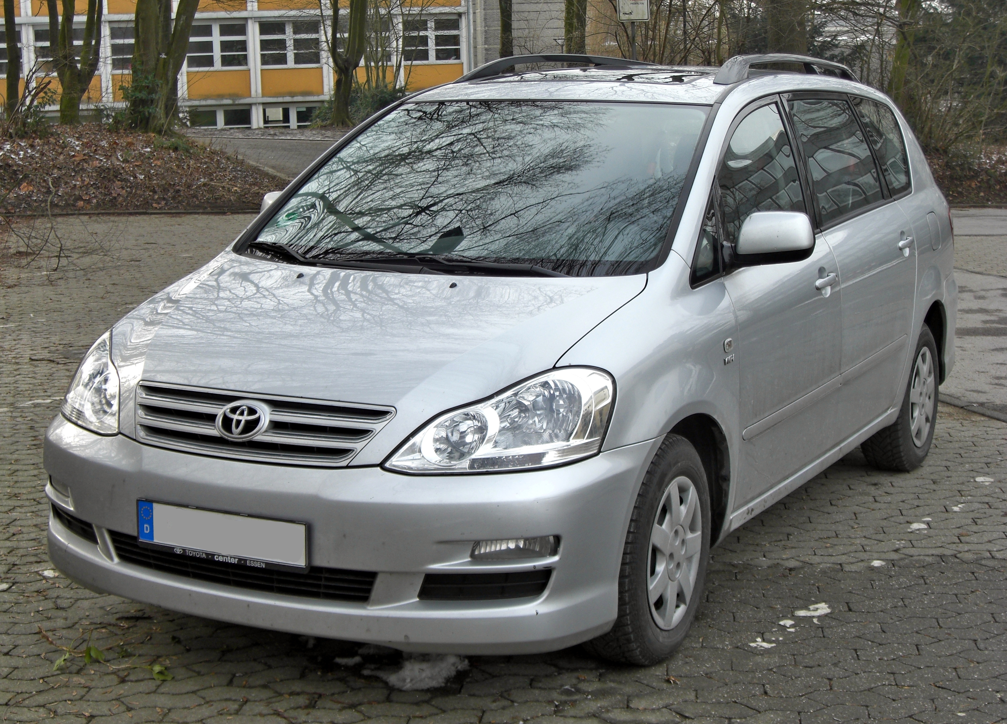 Toyota Avensis Verso: 7 фото