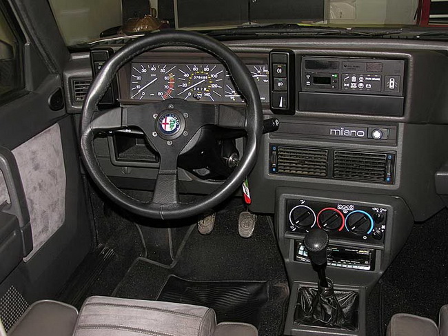 Alfa Romeo 75: 9 фото