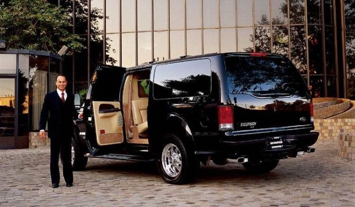Ford Excursion: 11 фото