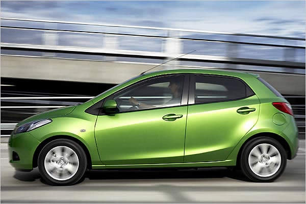 Mazda 2: 12 фото